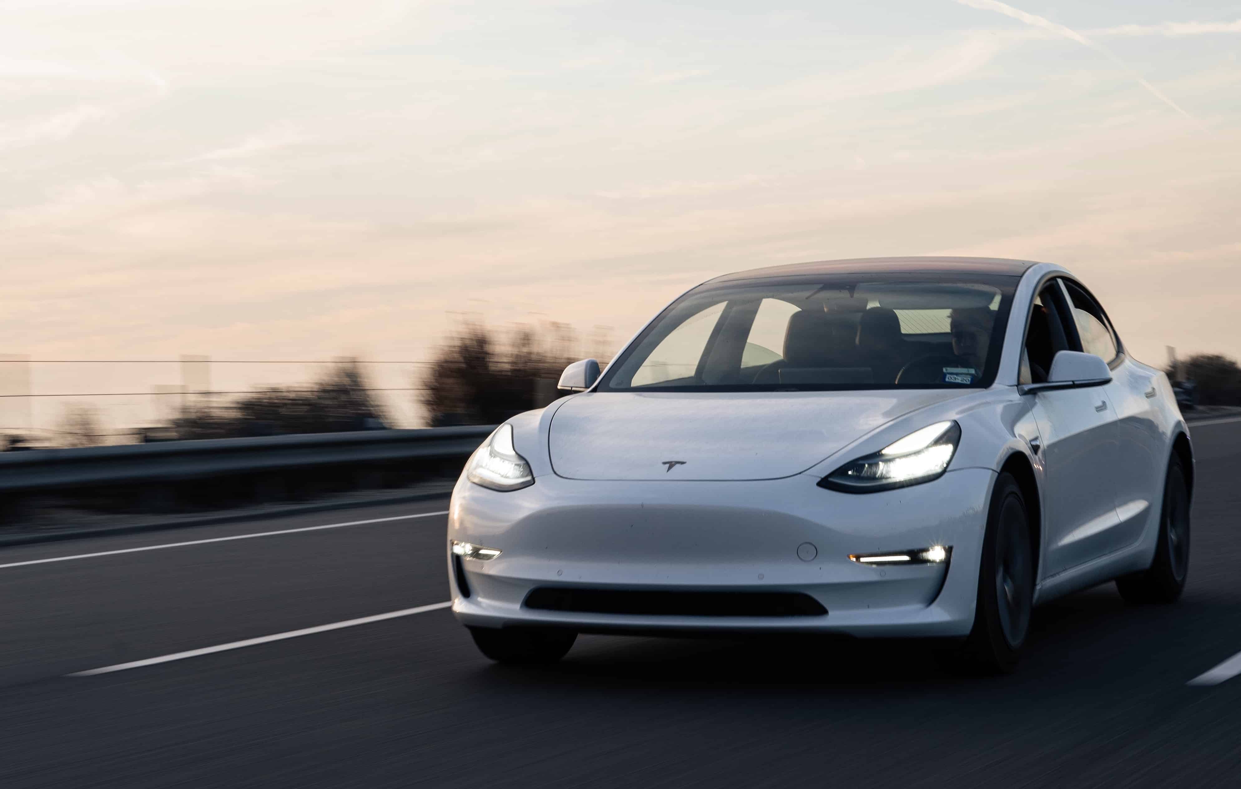 Voitures électriques : 28,5 % du marché en mars 2026, un record historique