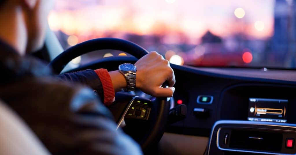 Route française avec signalisation de limitation de vitesse