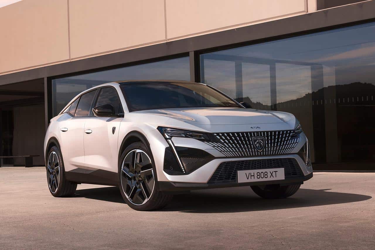Peugeot 408 restylée : la berline crossover débarque en concession en avril 2026