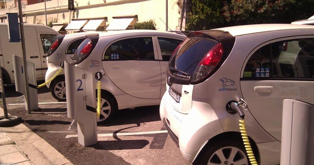 Bornes de recharge pour voitures électriques sur autoroute en France