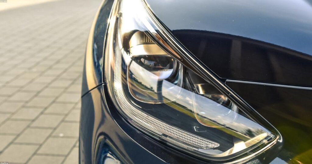 Kia EV2, SUV électrique compact, en recharge
