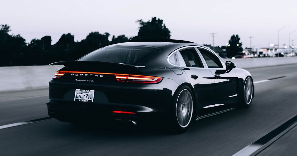 Tour Auto 2026 voiture de collection sur route