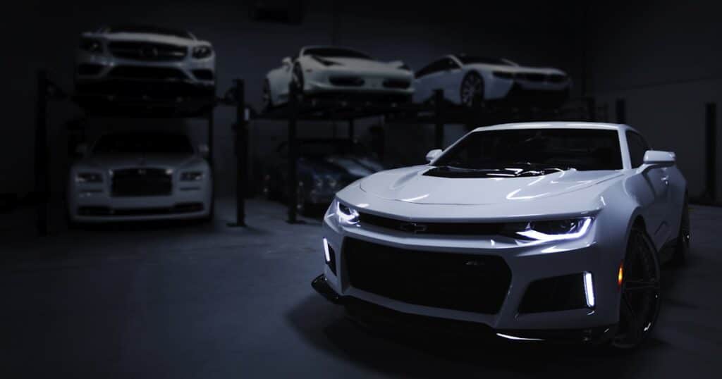 Voitures premium dans un showroom illustrant le retour du diesel en 2026