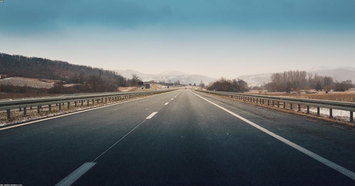 Voiture banalisée sur une route française, illustration des voitures radars 2026