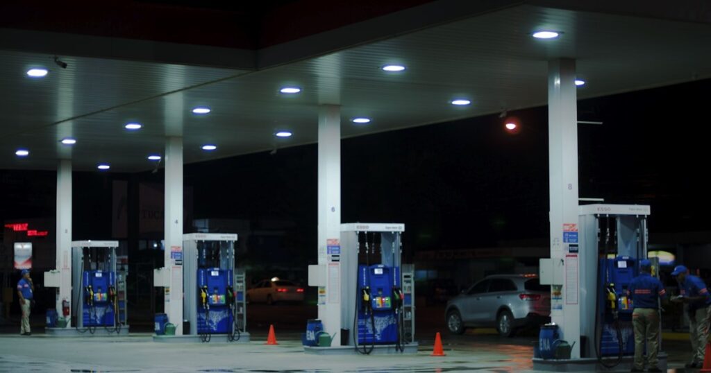 Station-service eclairee de nuit