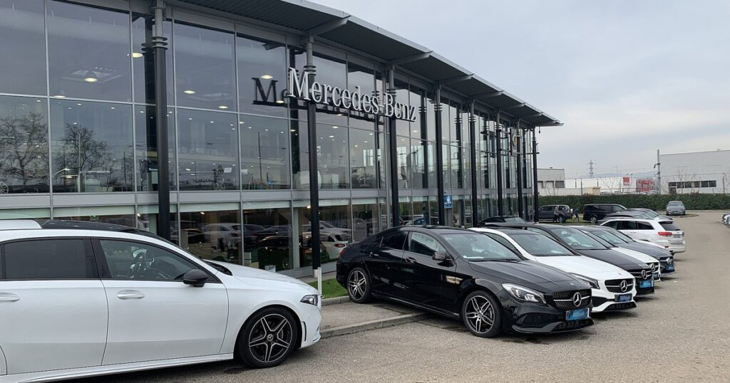 Concession automobile en France, ou les professionnels realisent les demarches de carte grise