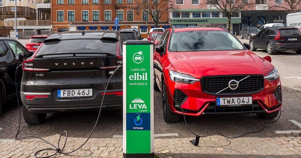 Voitures hybrides rechargeables et electriques branchees sur une borne de recharge publique