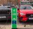 Voitures hybrides rechargeables et electriques branchees sur une borne de recharge publique
