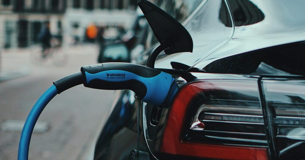 Voiture electrique en charge, batterie en recuperation