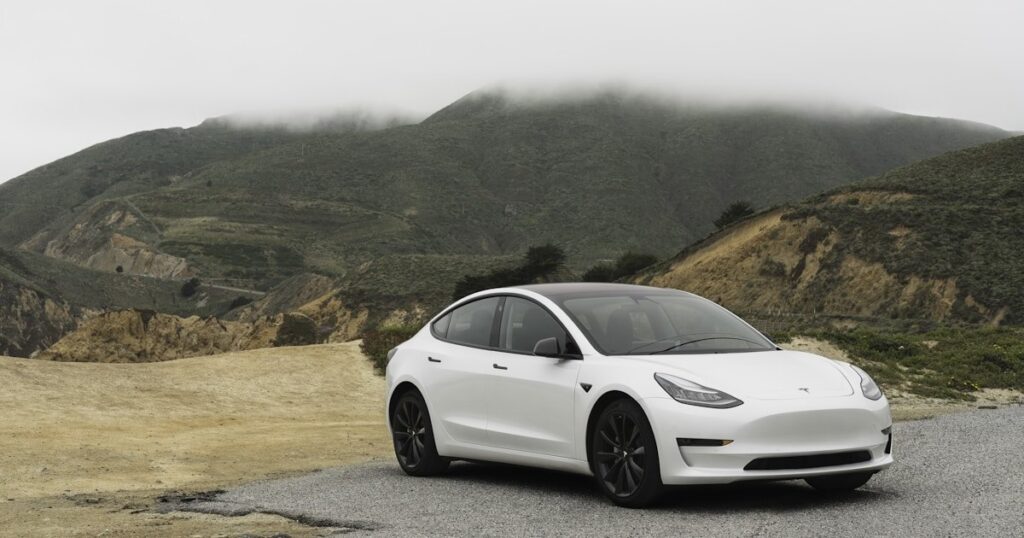 Voiture electrique moderne sur la route