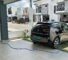 Voiture électrique branchée à une borne de recharge à domicile dans un garage