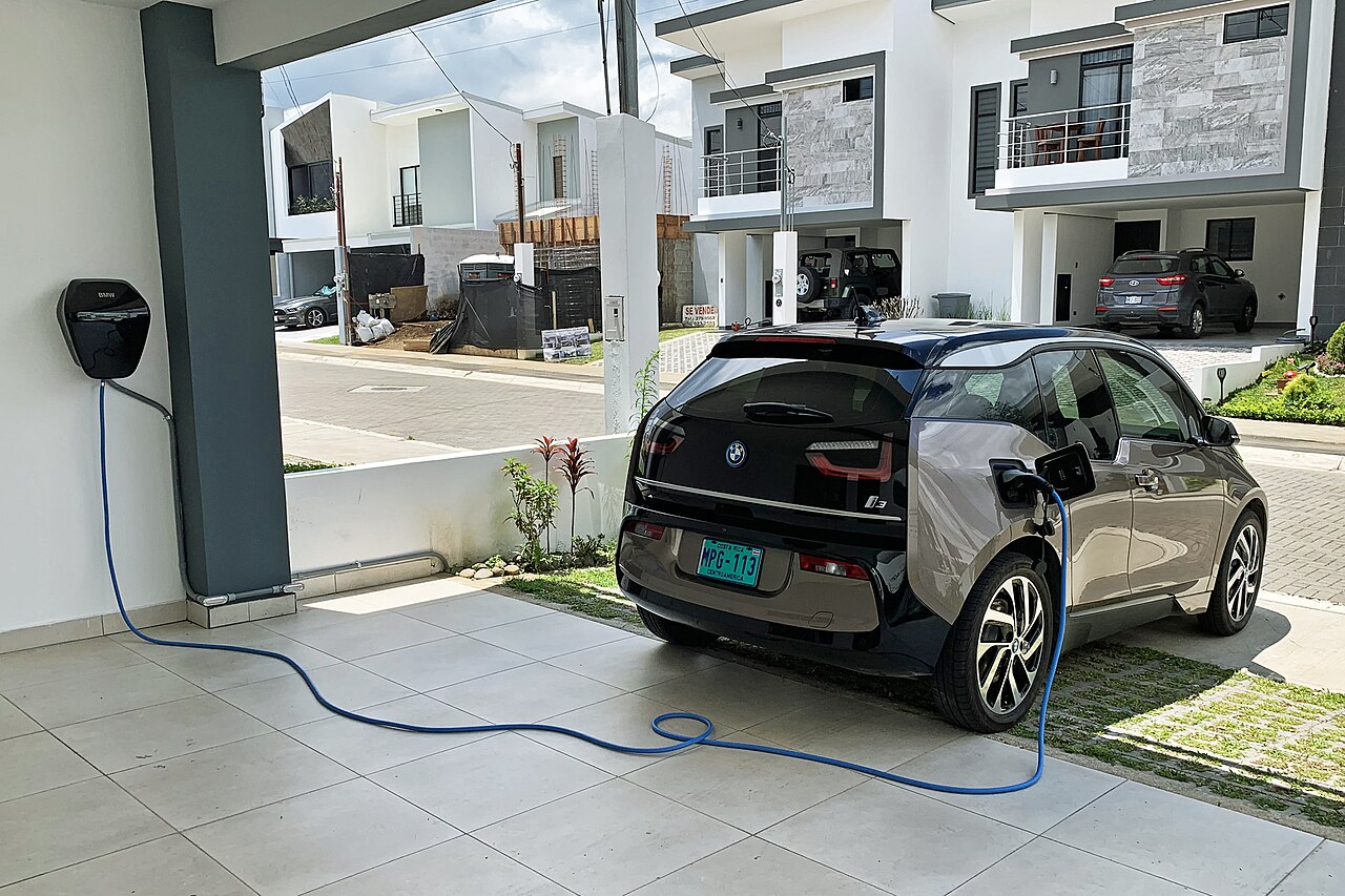 Borne de recharge pilotable : 500 € d’aide dès janvier 2027
