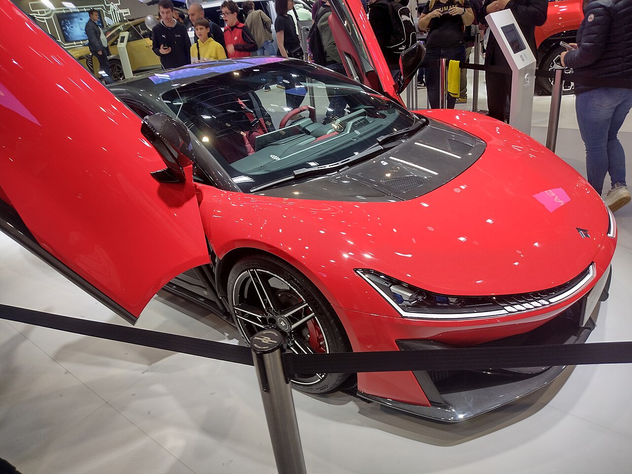 Lancia Gamma : le nouveau SUV coupé hybride et électrique dévoilé à Paris