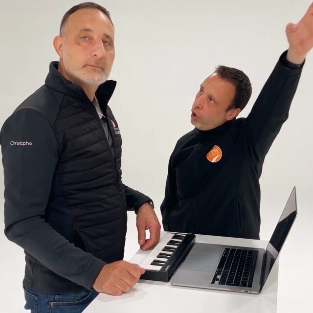 Nos clients nous demandent souvent ce qu'on fait entre deux essais 👀 Voilà. Maintenant vous savez. 😂 Christophe 🎹 + Franck 🎤 = le duo que personne n'avait deman